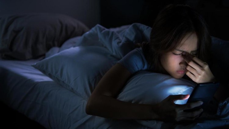 Langsung Cek Notif HP Pas Bangun Tidur? Bisa Begini Efeknya ke Jantung