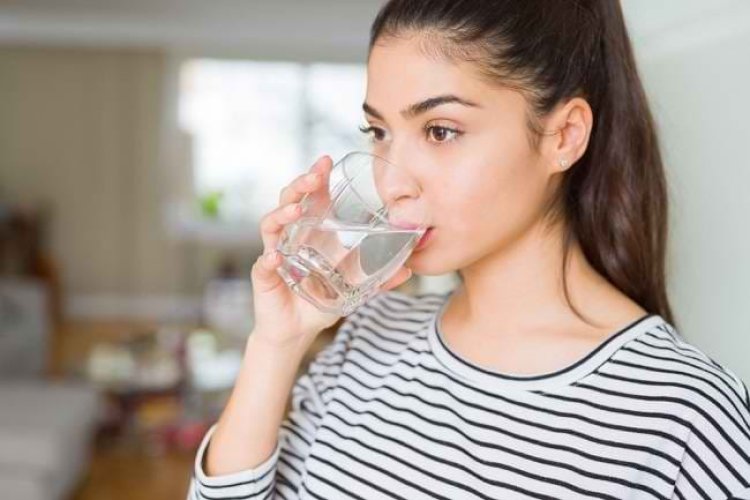 Tips Menjaga Kesehatan Tubuh Saat Kabut Asap, Perbanyak minum Air Putih Hingga Vit C