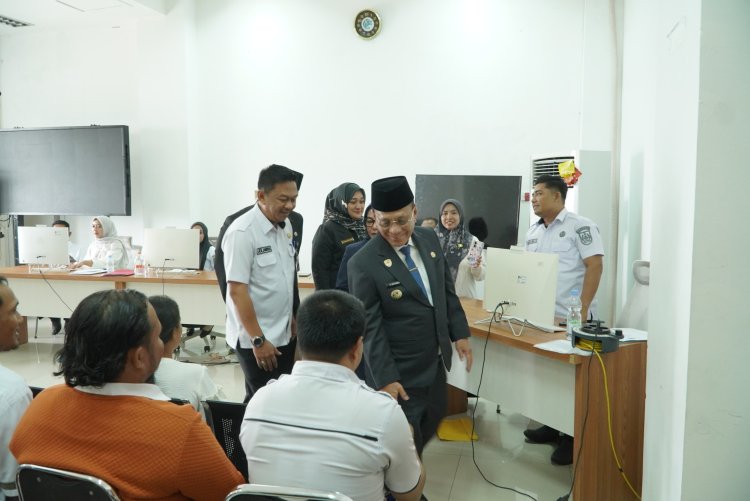 Percepat Digitalisasi Birokrasi, Bupati Rohil Bistamam Tinjau Perekaman TTE PPPK Paruh Waktu
